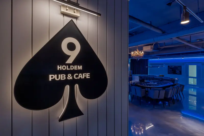 블루라이트가 감싸는 프리미엄 홀덤펍 인테리어